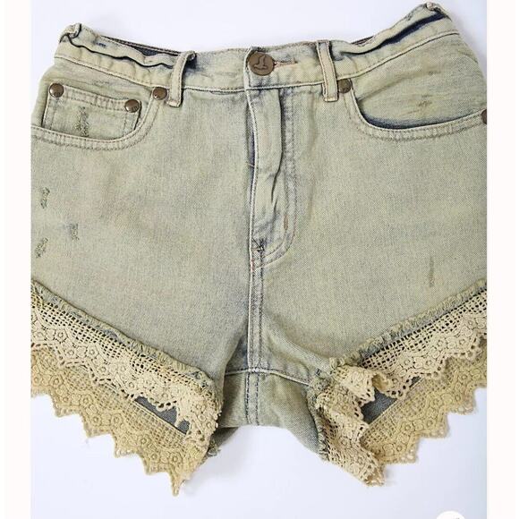 Free People Lace Hem Crochet Cutoff Denim Shorts Women’s 25 Light Wash EUC - Picture 2 of 8